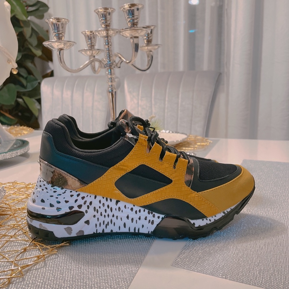 STEVE MADDEN SNEAKERS